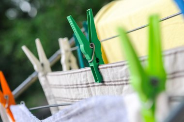 Çamaşırhane pimleri ve askı elbise