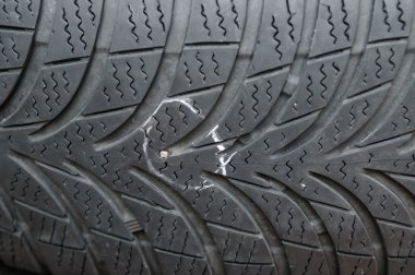 lastik içinde çivi