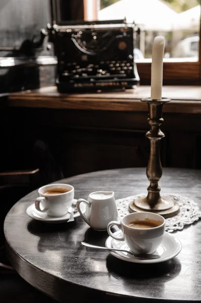 Dos tazas de café en la mesa en la cafetería —  Fotos de Stock