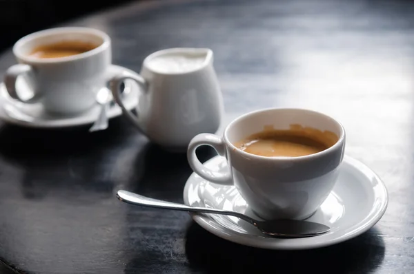 Dos tazas de café en la mesa en la cafetería — Foto de Stock