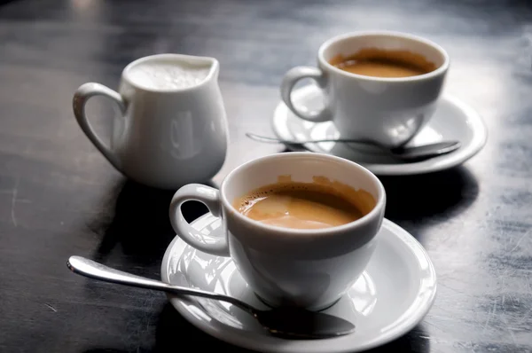 Dos tazas de café en la mesa en la cafetería — Foto de Stock