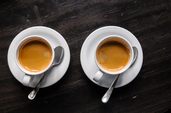 Dos tazas de café en la mesa en la cafetería — Foto de Stock