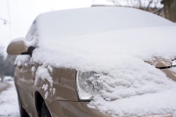 Auto in sneeuw — Stockfoto