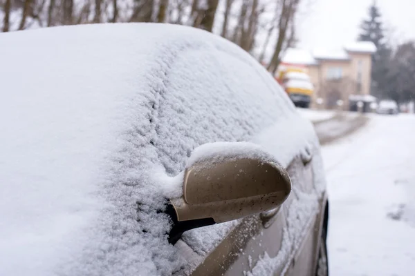 Auto in sneeuw — Stockfoto