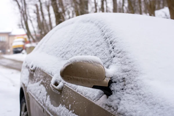 Auto in sneeuw — Stockfoto