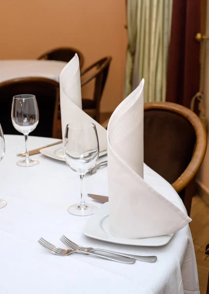 Обідня тарілка на білому столі — стокове фото