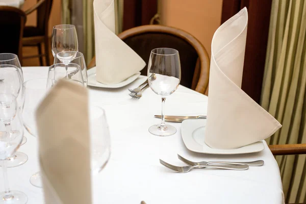 Beyaz masada yemek tabağı — Stok fotoğraf
