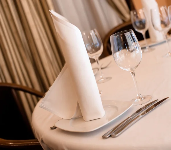 Столовая тарелка на белом столе — стоковое фото