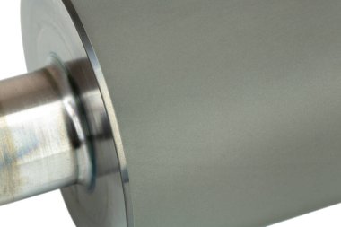 Beyaz arka planda izole edilmiş raster silindir ya da seramik kaplama silindir olarak da adlandırılan anilox silindir yakın çekim. Bu seramik kaplama silindiri, esnek baskı sürecinin merkezindedir..