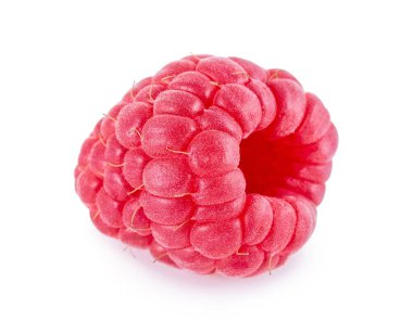 Ahududu beyaz arka planda izole edilmiş. Gölge yansıması - kırpma yolu. Yakın planda taze ahududu..