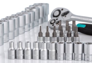 Farklı soketleri ve fındık sürücüleri, tornavidaları, torx, krom kaplama, uzun süre kullanıma dayanıklı, beyaz arka planda gölge yansıması ile izole edilmiş anahtar aleti. Kullanışlı araçlar konsepti.