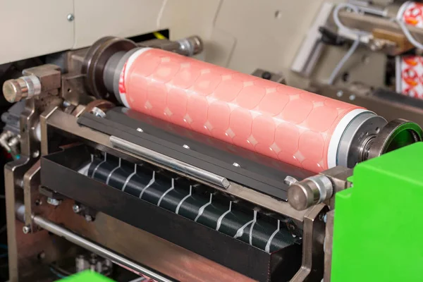 Mürekkep tepsisi ve vernikli esnek makine, seramik anilox rulo, doktor bıçağı ve fotopolimer baskılı silindir. Dahili basın makinesi. Rotary veya Flexo baskı makinesi. Cilalama işlemi.