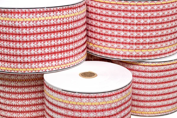 Flexo baskı makinesindeki etiket üretim sürecinden kalma atık matris. Döner matbaada etiket üretiminden kalan atık. Esnek makinede yapıştırıcı çıkartması üretilmesinden elde edilen matris..