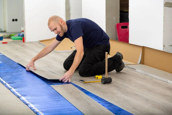 Trabajador Unirse Haga Clic Cerradura Piso Vinilo Cubierta Renovación Del Fotos De Stock