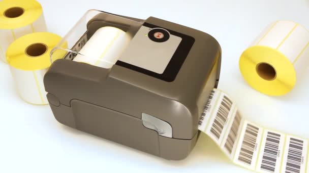 Imprimarea etichetelor codurilor de bare cu proces de imprimare directă prin transfer termic sau termic. Imprimarea codurilor de bare pe rola de etichete . — Videoclip de stoc