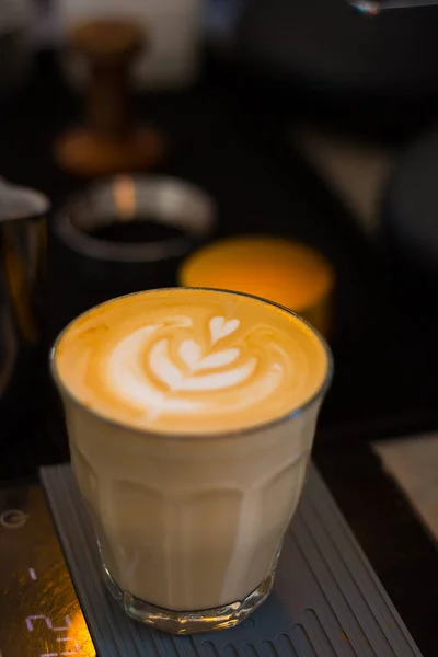 Café Con Leche Sobre Una Superficie Madera Negra — Foto de Stock