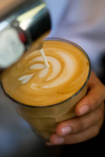 Café Latte Uma Superfície Mesa Madeira Preta — Fotografia de Stock