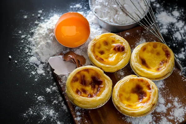 Yumurtalı tart, çıtır çıtır turta, yumuşak, yanmış yumurta dolgulu.
