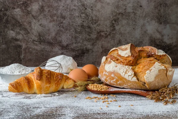 Печёный Хлеб Зерновыми Деревянном Столе — стоковое фото