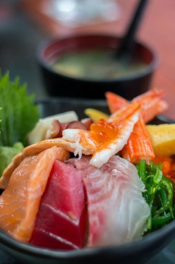 Japon usulü karışık çiğ balık, taze tat, denizden taze balık..