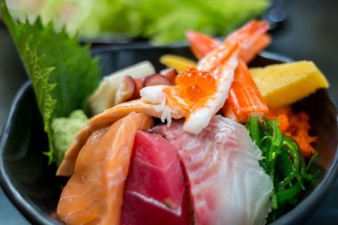 Japon usulü karışık çiğ balık, taze tat, denizden taze balık..