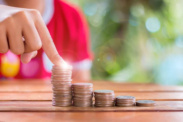 Merdivenlerde para biriktiren Asyalı genç kızların elleri. Para biriktirmeyi öğren, gelecekte para biriktirme kavramını kullan..