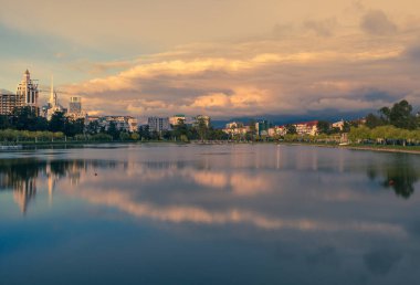 Batum, Gürcistan - 18 Mart 2021. Gün batımında popüler bir parkın yakınında..
