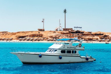 Hurghada, Mısır - 3 Ağustos 2014: Cennet Adası yakınlarında beyaz gemi