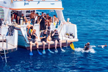 Hurghada, Mısır. 3 Ağustos 2014 - Mercan resifinin yakınına demirlemiş dalgıçları olan beyaz gemi