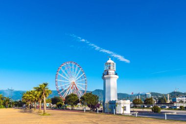 Batumi, Gürcistan - 3 Mayıs 2021 - Seddin yakınındaki popüler turizm merkezi - Dönme dolap ve Deniz Feneri.