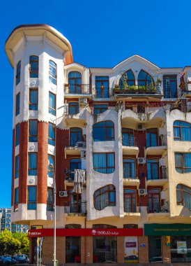 Batumi, Gürcistan - 11 Mayıs 2021: Gorgasali Caddesi 'ndeki güzel konut binası, 49