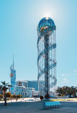 Batumi, Gürcistan - 11 Mayıs 2021: Gürcistan harfleriyle alfabe kulesi, tepesinde bir restoran var