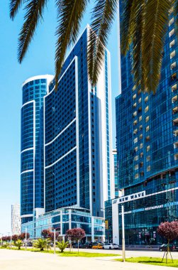 Batumi, Gürcistan - 15 Mayıs 2021: Kahramanlar Sokağı 'nda yeni binalar