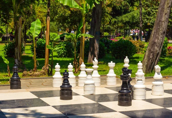 Батуми, Грузия, 18 мая 2021 года: шахматная доска с фигурами на Старом Арбате — стоковое фото