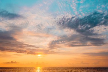 Renkli manzara, bulutlar ve denizde küçük bir dalga.