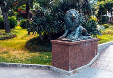 Batumi, Gürcistan, 13 Haziran 2021: Mermer bir podyumda aslan heykeli