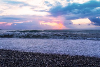 Gün batımından sonra denizdeki güzel dalgalar