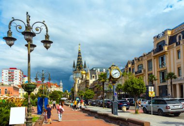 Batumi, Gürcistan, 6 Eylül 2021: Avrupa Meydanı, saat, fenerler ve astronomik saat kulesi manzarası