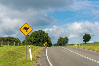 Kanguru yol levhası olan Avustralya outback yol