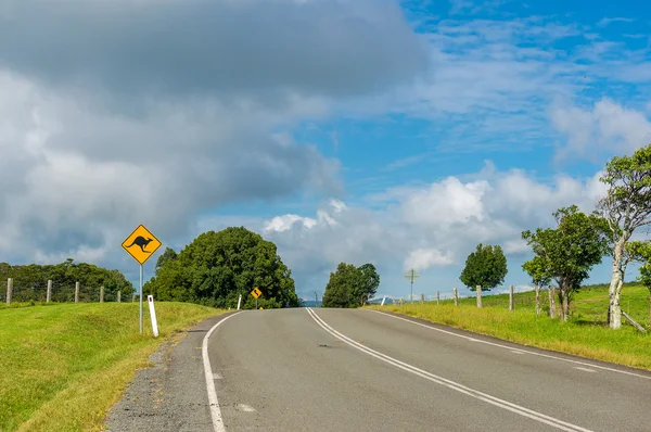 Australijski chory drogi z znak drogowy kangura — Zdjęcie stockowe