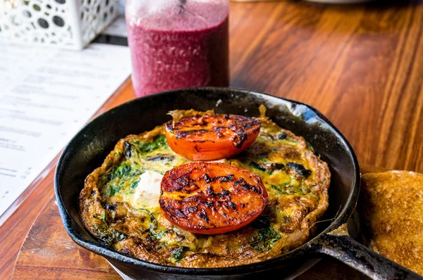 Refeição de café da manhã, omelete com verduras e tomate — Fotografia de Stock