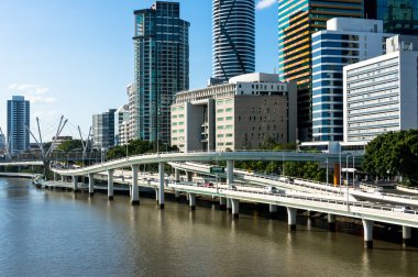Cityscape gökdelenler ve modern köprü yolu ile