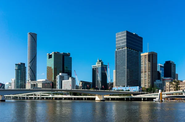 Gratte-ciel moderne de la ville de Brisbane dans la journée — Photo