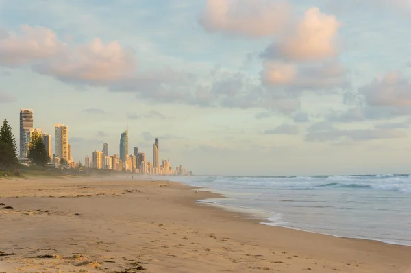 Amanecer de la hermosa ciudad de la playa — Foto de Stock