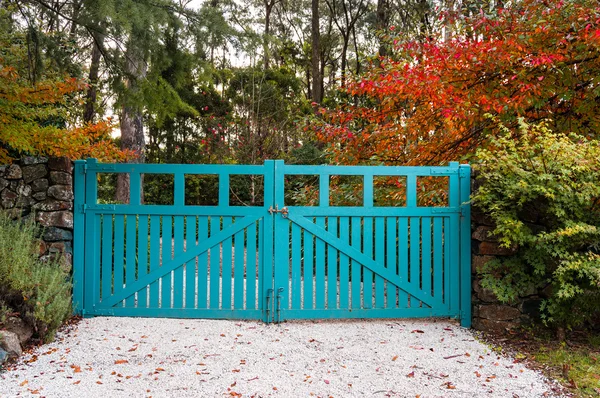 秋の背景ブルー ゲート — ストック写真