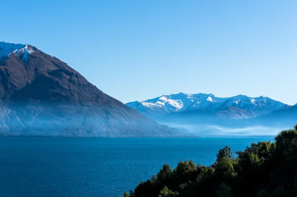 Lake Wanaka landscape with snow covered mountains — Stok Foto
