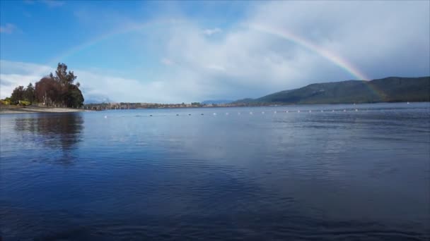 Regenbogen über dem See te anau, Neuseeland — Stockvideo