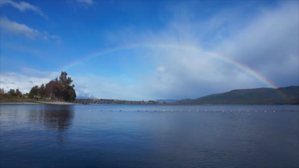 Arcobaleno sul lago Te Anau, Nuova Zelanda — Video Stock