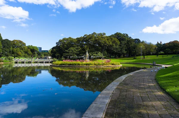 City pond and fountain, Sydney University park — Stock Photo, Image