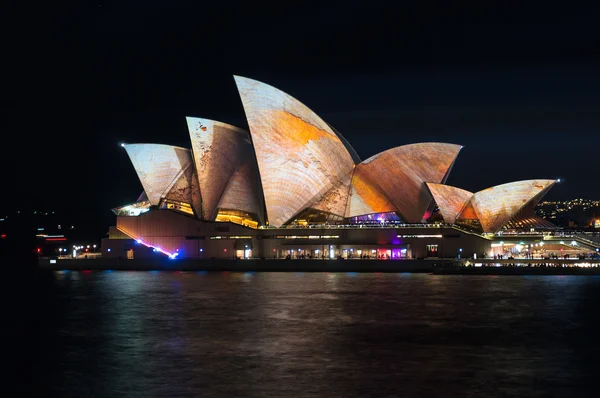 Operahuset i Sydney belysning Songlines under Vivid Sydney Festival — Stockfoto